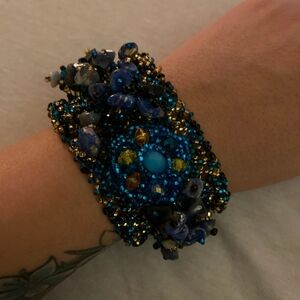 Elegant Beaded Bracelet in Blue and Gold